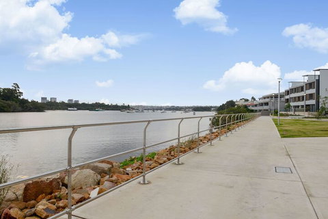 Peaceful Water Side Retreat With Huge Courtyard - Hervey Bay Accommodation 6