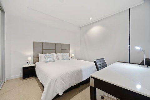 Peaceful Water Side Retreat With Huge Courtyard - Hervey Bay Accommodation 1