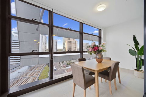 HomeHotel Walking To Trains Westfield & Cinema - Hervey Bay Accommodation 2