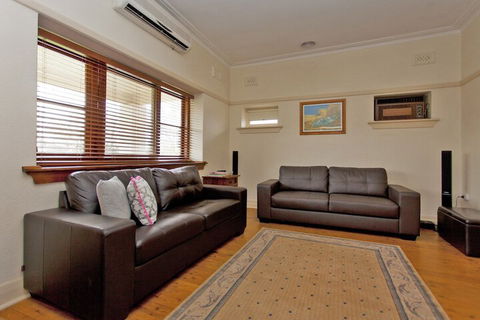 Red Brick Beauty - Central Cottage - Hervey Bay Accommodation 2