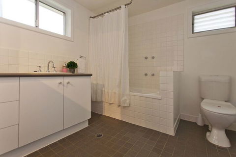 Red Brick Beauty - Central Cottage - Hervey Bay Accommodation 3