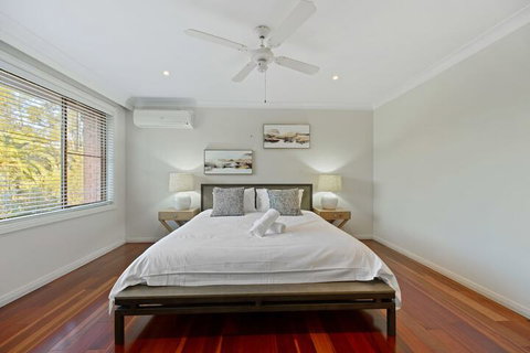 HomeHotel 4 Bedroom & Homeoffice With Nice Pool - Hervey Bay Accommodation 6