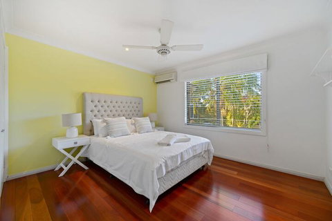 HomeHotel 4 Bedroom & Homeoffice With Nice Pool - Hervey Bay Accommodation 2