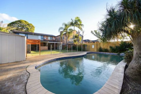 HomeHotel 4 Bedroom & Homeoffice With Nice Pool - Hervey Bay Accommodation 0