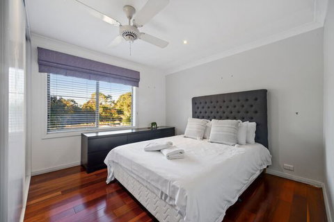 HomeHotel 4 Bedroom & Homeoffice With Nice Pool - Hervey Bay Accommodation 4