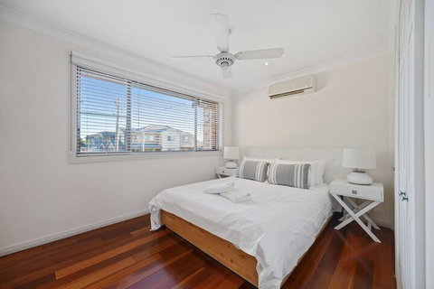 HomeHotel 4 Bedroom & Homeoffice With Nice Pool - Hervey Bay Accommodation 1