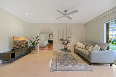HomeHotel 4 Bedroom & Homeoffice With Nice Pool - Hervey Bay Accommodation 3