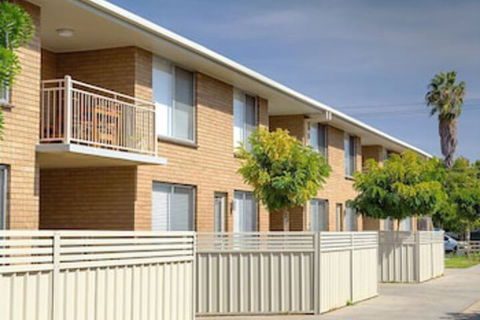 The Executive - Central & Sophisticated - Hervey Bay Accommodation 0