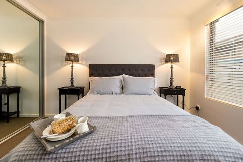 The Manhattan Central & Sophisticated - Hervey Bay Accommodation 5