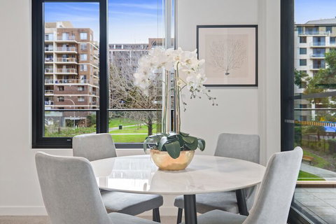 HomeHotel Walking Distance To Train & Westfield - Hervey Bay Accommodation 3