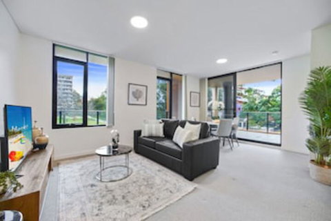 HomeHotel Walking Distance To Train & Westfield - Hervey Bay Accommodation 0