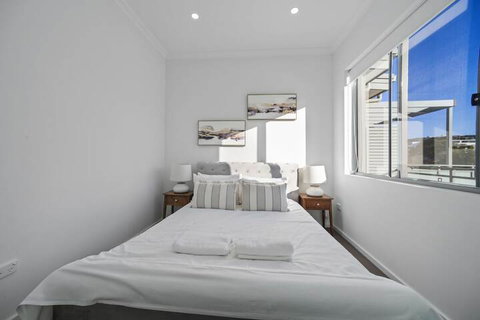 HomeHotel New & Spacious 3 Bedroom Penthouse - Hervey Bay Accommodation 2
