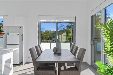 HomeHotel New & Spacious 3 Bedroom Penthouse - Hervey Bay Accommodation 4