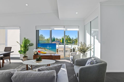 HomeHotel New & Spacious 3 Bedroom Penthouse - Hervey Bay Accommodation 1