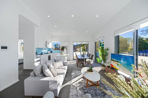 HomeHotel New & Spacious 3 Bedroom Penthouse - Hervey Bay Accommodation 6