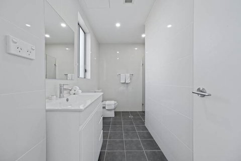 HomeHotel New & Spacious 3 Bedroom Penthouse - Hervey Bay Accommodation 5