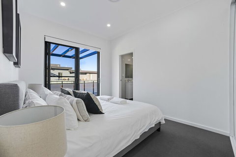 HomeHotel New & Spacious 3 Bedroom Penthouse - Hervey Bay Accommodation 3