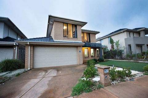 104 Sanctuary Lake Donatella Retreat - Hervey Bay Accommodation 1