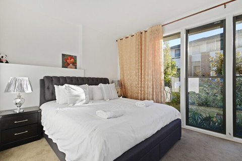 HomeHotel Cozy Duplex In Serene Suburb - Hervey Bay Accommodation 5