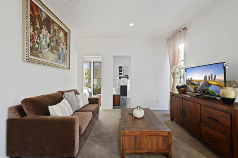 HomeHotel Cozy Duplex In Serene Suburb - Hervey Bay Accommodation 4