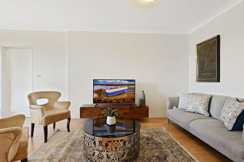 HomeHotel Luxury Close To Train Station - Hervey Bay Accommodation 4