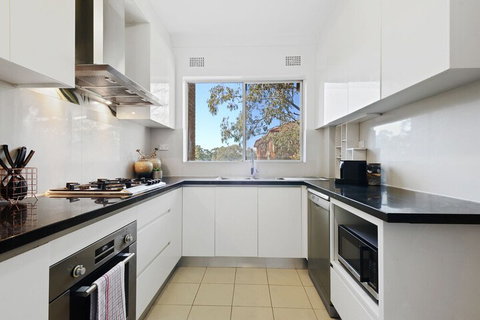 HomeHotel Luxury Close To Train Station - Hervey Bay Accommodation 7
