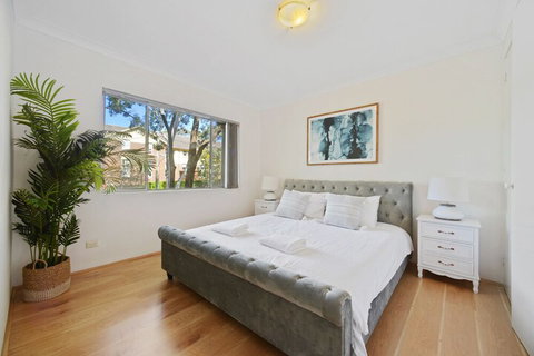 HomeHotel Luxury Close To Train Station - Hervey Bay Accommodation 1