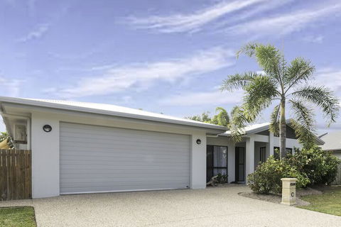 Beach Bliss Queen Bed BBQ Pool Netflix - Hervey Bay Accommodation 2
