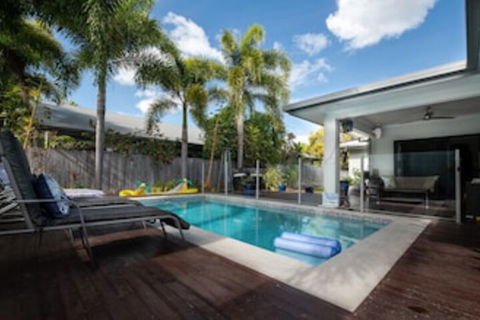 Beach Bliss Queen Bed BBQ Pool Netflix - Hervey Bay Accommodation 0
