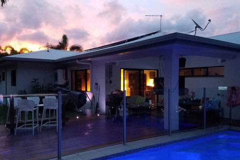 Beach Bliss Queen Bed BBQ Pool Netflix - Hervey Bay Accommodation 1