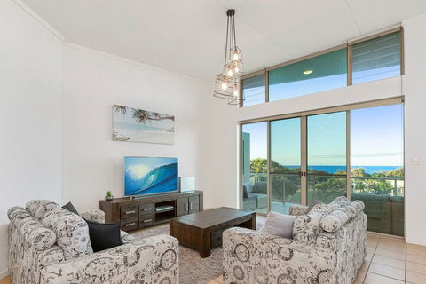 EXCLUSIVE OCEAN VIEW PENTHOUSE On MARINE PARADE - Tourism Hervey Bay 0