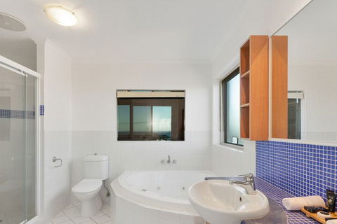 EXCLUSIVE OCEAN VIEW PENTHOUSE On MARINE PARADE - Tourism Hervey Bay 5
