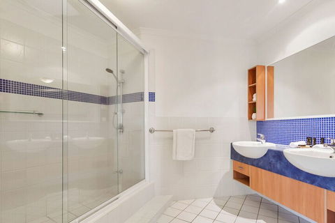EXCLUSIVE OCEAN VIEW PENTHOUSE On MARINE PARADE - Tourism Hervey Bay 1