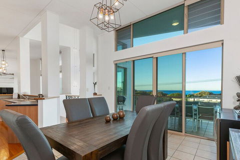 EXCLUSIVE OCEAN VIEW PENTHOUSE On MARINE PARADE - Tourism Hervey Bay 4
