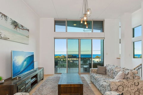 EXCLUSIVE OCEAN VIEW PENTHOUSE On MARINE PARADE - Tourism Hervey Bay 6