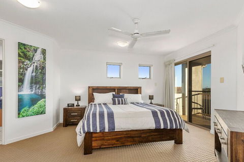 EXCLUSIVE OCEAN VIEW PENTHOUSE On MARINE PARADE - Tourism Hervey Bay 2