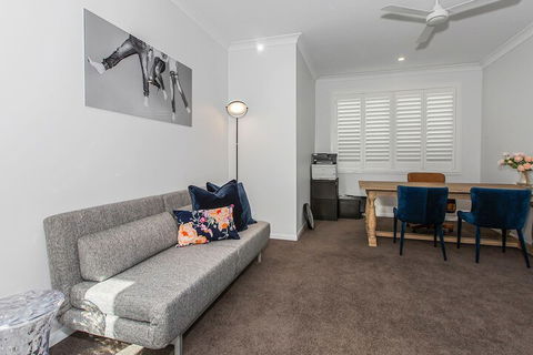 Elegant Beach House On Nautilus - Hervey Bay Accommodation 7