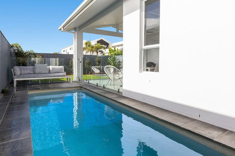Elegant Beach House On Nautilus - Hervey Bay Accommodation 1