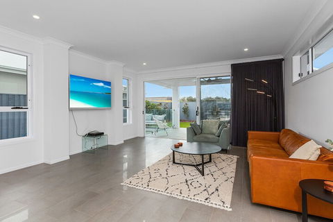 Elegant Beach House On Nautilus - Hervey Bay Accommodation 4