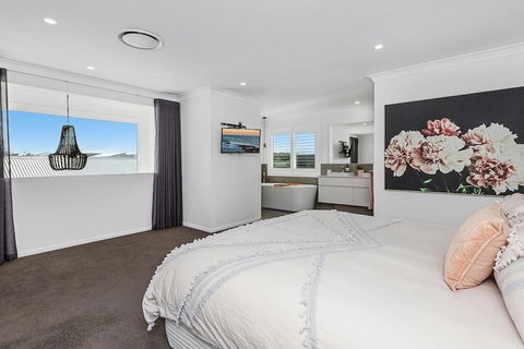 Elegant Beach House On Nautilus - Hervey Bay Accommodation 3