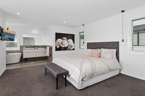 Elegant Beach House On Nautilus - Hervey Bay Accommodation 5