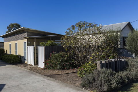 2 Bedroom With Parking Near Central Cessnock - Hervey Bay Accommodation 1