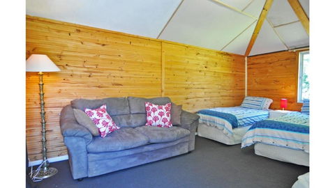 MY Fair Lady External Bathroom PET Friendly - Tourism Hervey Bay 3