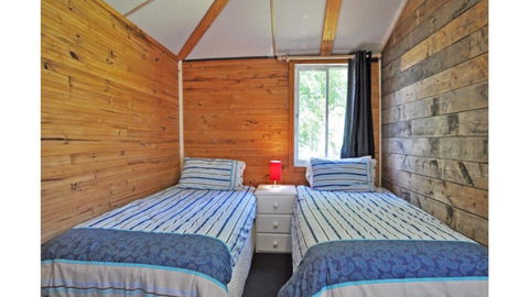 MY Fair Lady External Bathroom PET Friendly - Tourism Hervey Bay 6