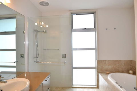 LA MER Centrally Located Free Wifi - Hervey Bay Accommodation 6