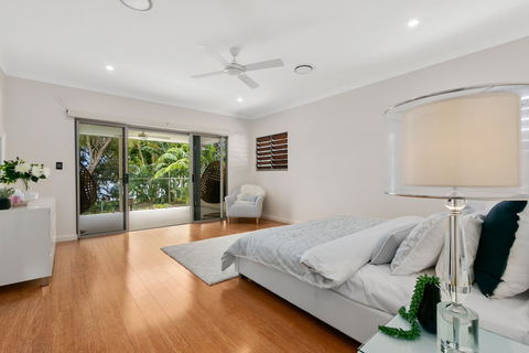 Luxury Living On The Beachfront - Hervey Bay Accommodation 6