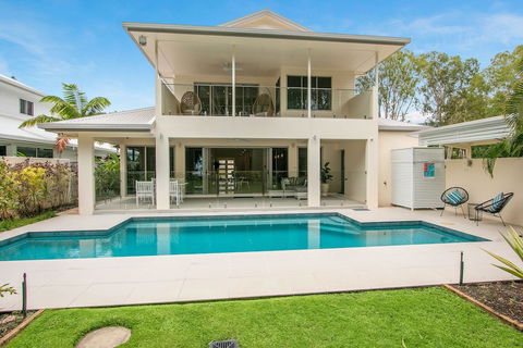 Luxury Living On The Beachfront - Hervey Bay Accommodation 2