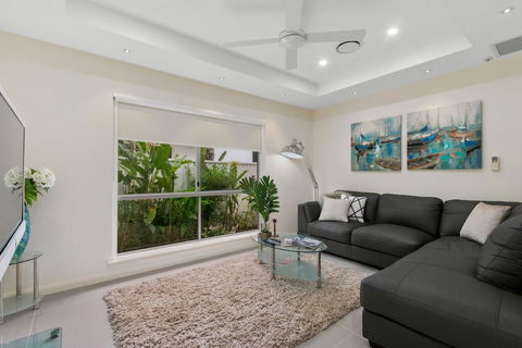 Luxury Living On The Beachfront - Hervey Bay Accommodation 5