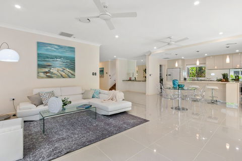 Luxury Living On The Beachfront - Hervey Bay Accommodation 3
