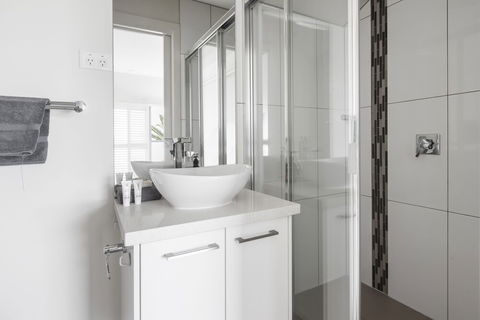 The Jetty Beach Apartment By Ready Set Host - Tourism Hervey Bay 6